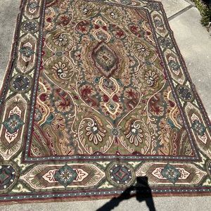 Chain stitch rug -beautiful muted color shades, gently used. 6ft x 8ft 3inches